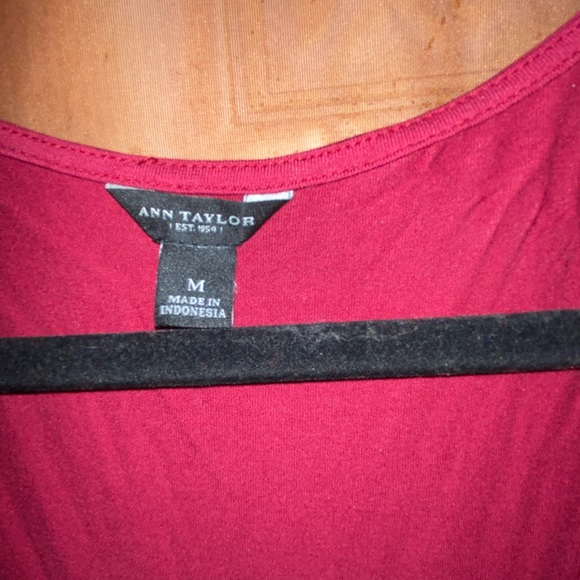 Ann Taylor Sleveless Silky V Neck Shirt - Picture 3 of 3